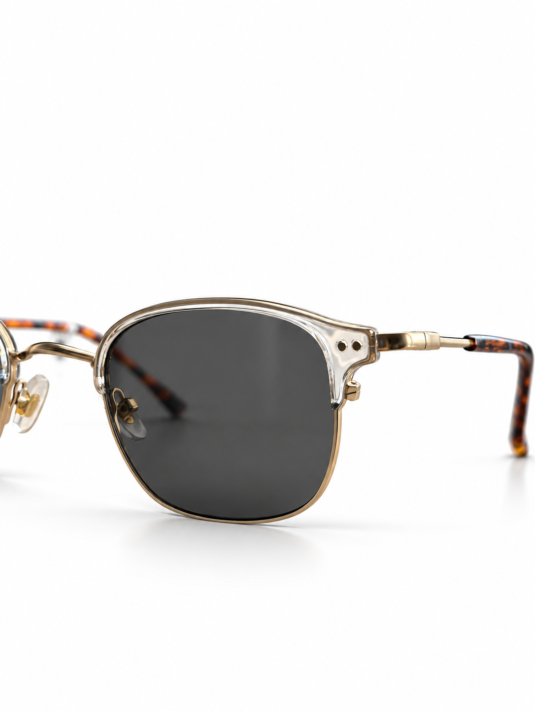 Detalhe frontal do CHAP. II | SAVOY Crystal Havana/Black