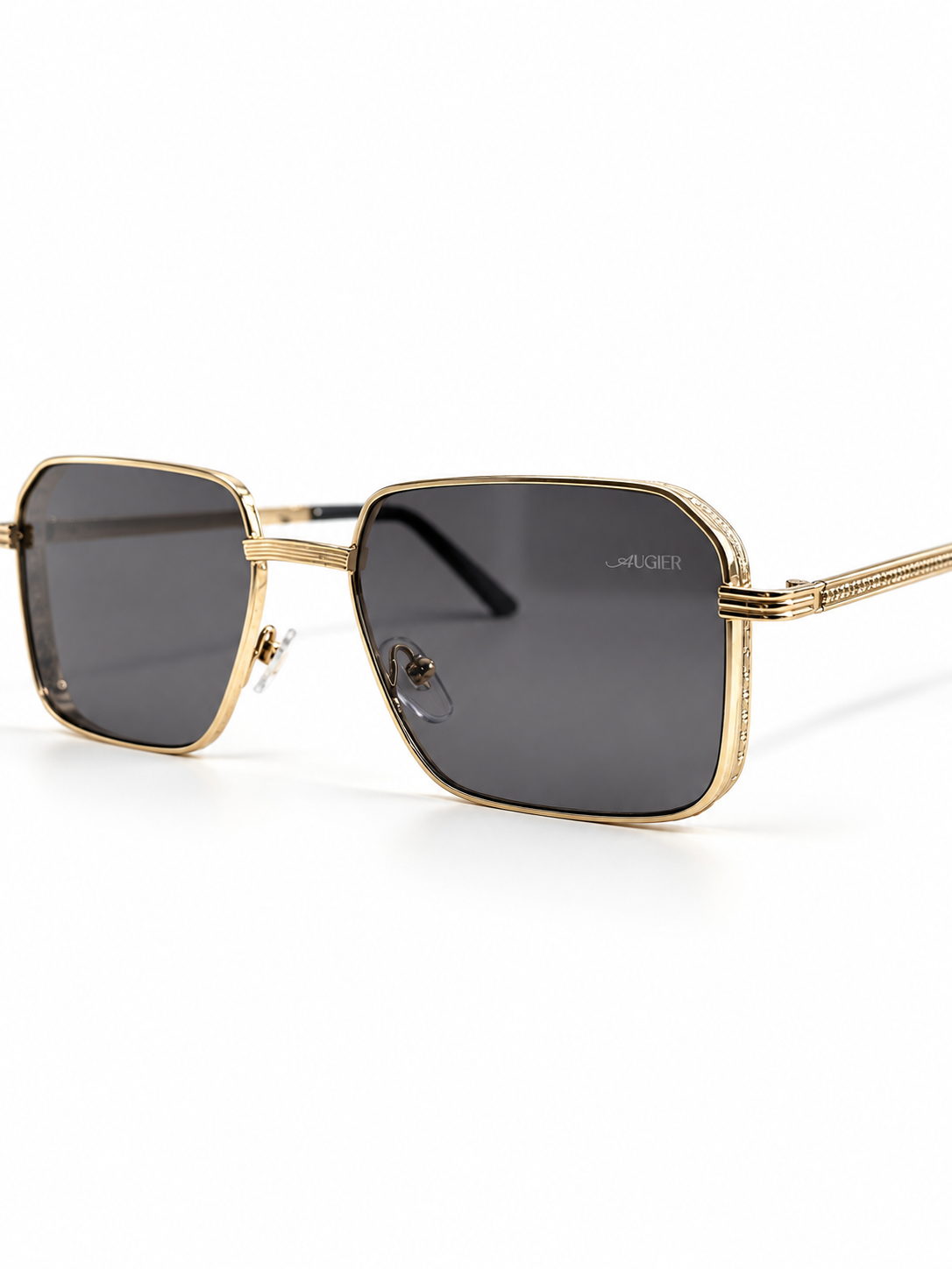 CHAP. III | VESPER Gold/Black em vista frontal inclinada