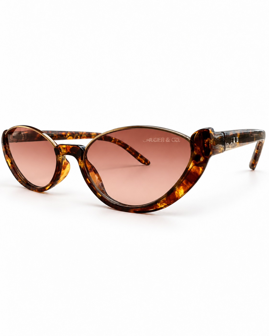 Detalhe da armação havana e lentes brown do CHAP. IV | CANNES